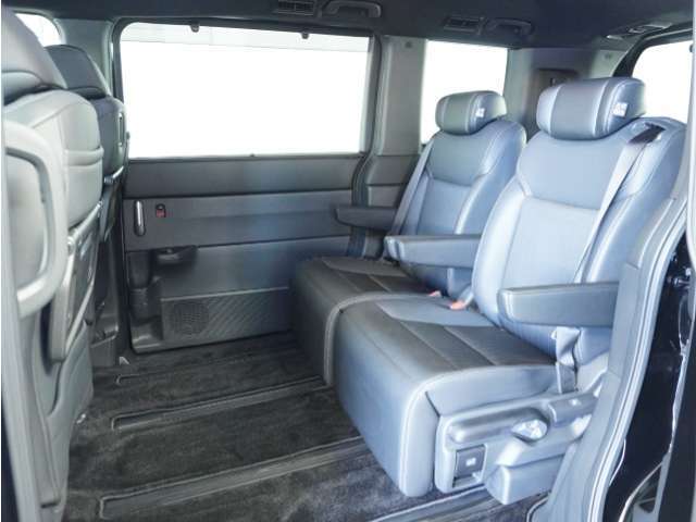 広いスペースがあるのにあえてセパレートにした二列目はキャプテンシート。お友達やご両親との長旅に威力を発揮しますよ！