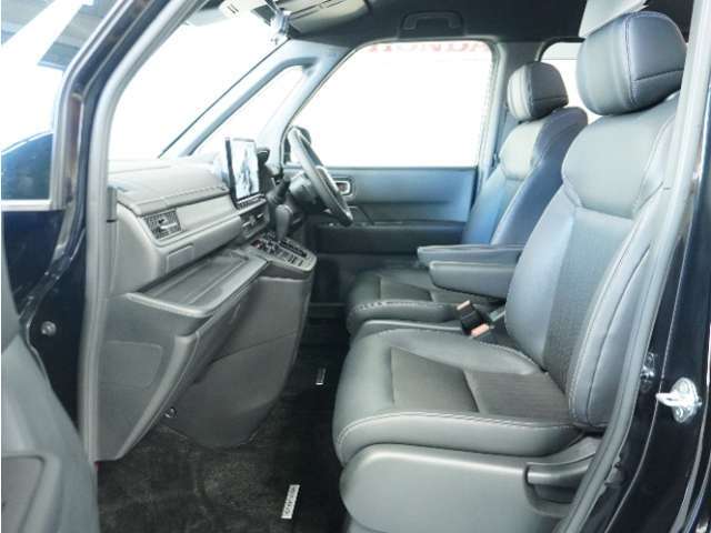 運転席と助手席は足元が繋がっているので自由に行き来しやすいので駐車場が狭いときでも助手席側からスムーズに乗り降りできて便利！