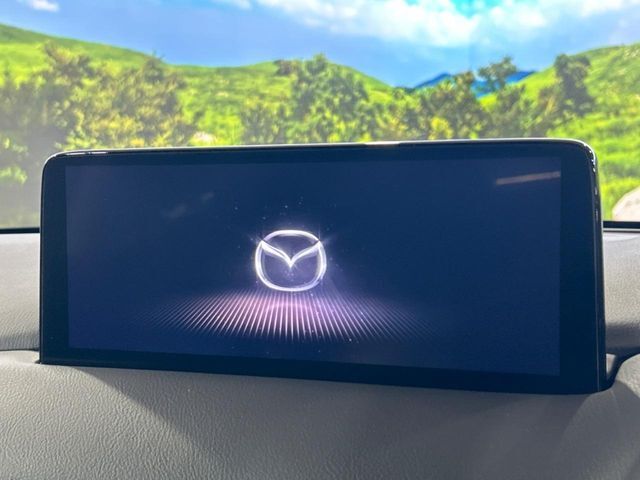 【10.25インチマツダコネクト】車内の雰囲気にマッチした大型ディスプレイ。スマホ接続でのナビ使用やBluetooth再生等、様々な機能が楽しめます。直感的なダイヤル操作が可能で、使い勝手も良好です。