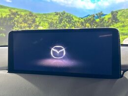 【10.25インチマツダコネクト】車内の雰囲気にマッチした大型ディスプレイ。スマホ接続でのナビ使用やBluetooth再生等、様々な機能が楽しめます。直感的なダイヤル操作が可能で、使い勝手も良好です。
