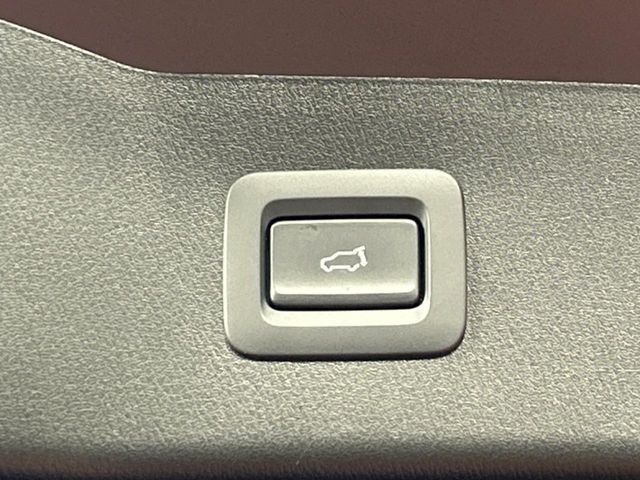 【パワーバックドア】スマートキーや運転席のボタンを押すだけでリアゲートが自動で開閉します！荷物を持っている時や、高い位置にあるバックドアを閉める際に便利な機能です♪