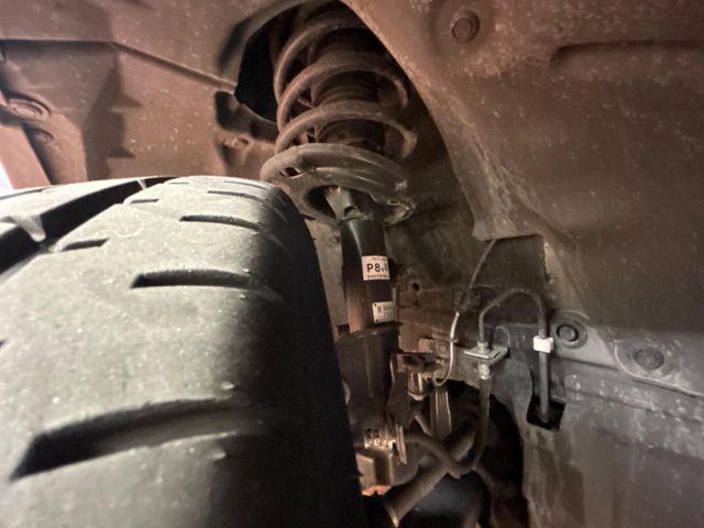 お車を安心してお乗りいただく為には、足回りの定期点検が欠かせません。サービスサポート（有償保証）では無料点検もご提供しており、安心のカーライフをお過ごしいただけるサポート体制が整っています。