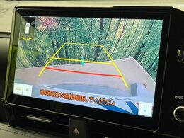 【バックカメラ】駐車時に後方がリアルタイム映像で確認できます。大型商業施設や立体駐車場での駐車時や、夜間のバック時に大活躍！運転スキルに関わらず、今や必須となった装備のひとつです！