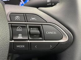 【レーダークルーズコントロール】高速道路での長距離走行が楽に！！自動で速度を保つクルーズコントロールが、衝突軽減システムと連携し、前方の車両を感知して車間を保つように速度調節してくれます！！