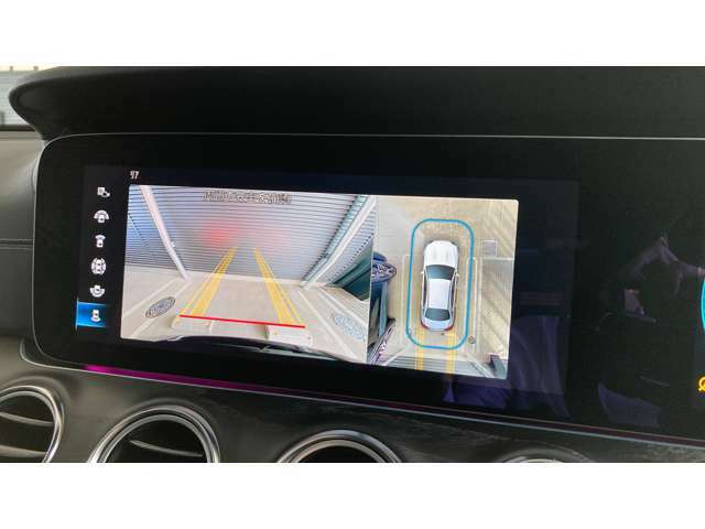【360°カメラシステム】あたかも車両上方から見下ろしているかのような仮想映像で車両の前後約3m、左右約2.5mの範囲を表示することにより、見通しの悪い場所への進入時や狭い場所での駐車時に役立ちます。