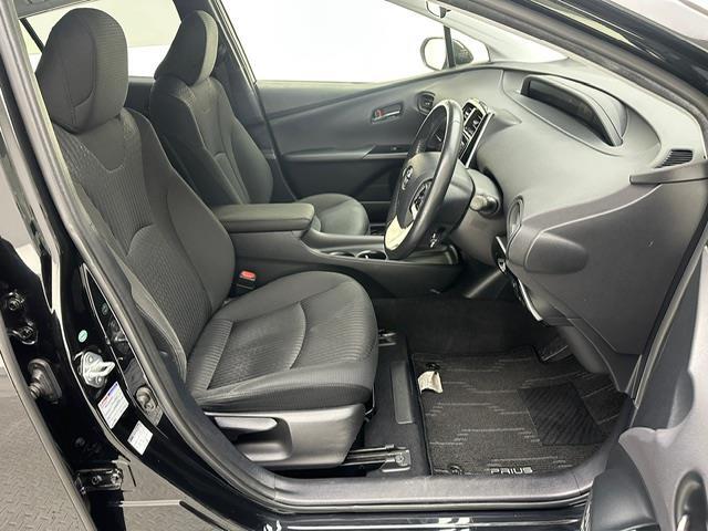 【運転席】座り心地が良いシートなので長時間の運転でも快適にお過ごしいただけます。新品のフロアマットのご注文も可能です。掲載箇所以外にご希望の写真がございましたらお気軽にお問い合わせ下さい。