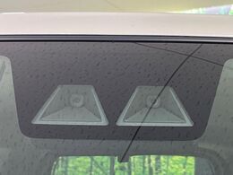 【スマートアシスト】走行中に前方の車両等を認識し、衝突しそうな時は警報とブレーキで衝突回避と被害軽減をアシスト。より安全にドライブをお楽しみいただけます。