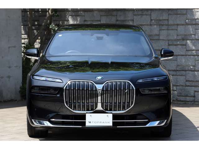 【 衝突回避被害軽減ブレーキ・後車接近警告機能・レーンディパーチャーウォーニング（車線逸脱警告システム）】などBMWが誇る安全装備も搭載されております。