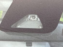 【トヨタセーフティセンス】走行中に前方の車両等を認識し、衝突しそうな時は警報とブレーキで衝突回避と被害軽減をアシスト。より安全にドライブをお楽しみいただけます。