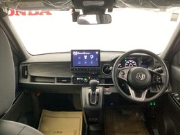 フロントガラスが大きく、ワイドな視界で運転もしやすくなるように設定されています。