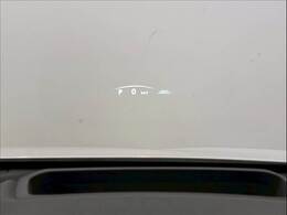 【ヘッドアップディスプレイ】を装備しております。スピードメーターやクルーズコントロールの作動状況が目線を落とさずに確認できます。