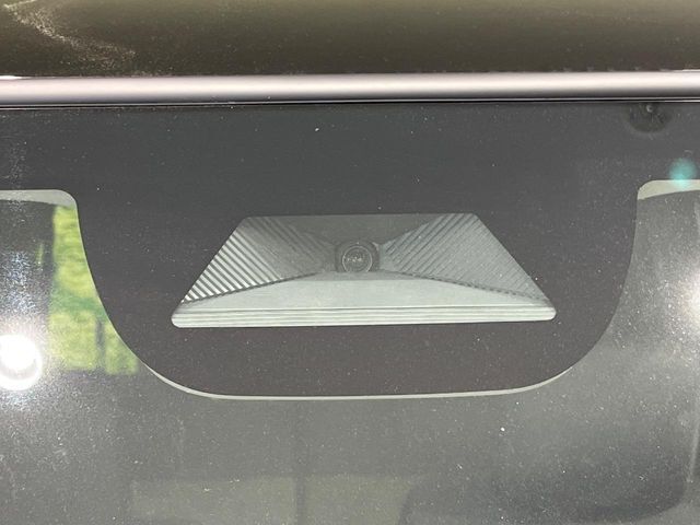 【ホンダセンシング】走行中に前方の車両等を認識し、衝突しそうな時は警報とブレーキで衝突回避と被害軽減をアシスト。より安全にドライブをお楽しみいただけます。