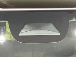 【ホンダセンシング】走行中に前方の車両等を認識し、衝突しそうな時は警報とブレーキで衝突回避と被害軽減をアシスト。より安全にドライブをお楽しみいただけます。