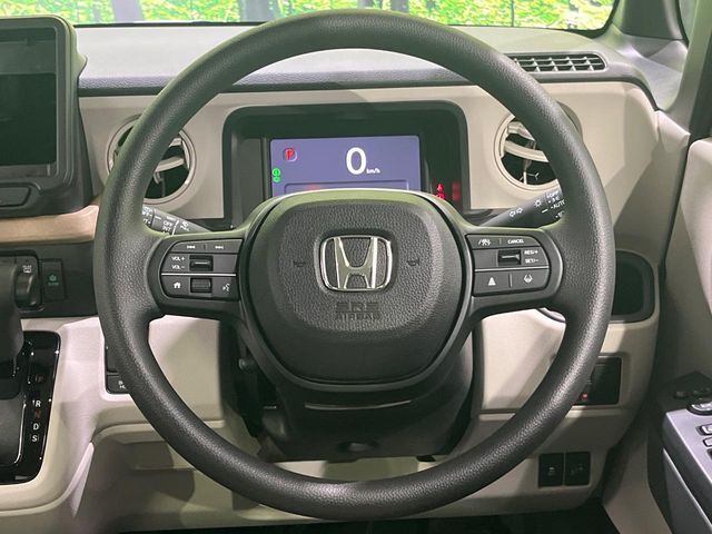 インテリアに合わせたデザインのステアリングは、運転される方のことも考え、運転しやすい形状、大きさです。是非一度、実際に触ってお確かめください。