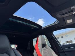 ●パノラマサンルーフ『高級車の代名詞サンルーフ。室内が開放感ある空間となりお子様にも人気の装備となっております。