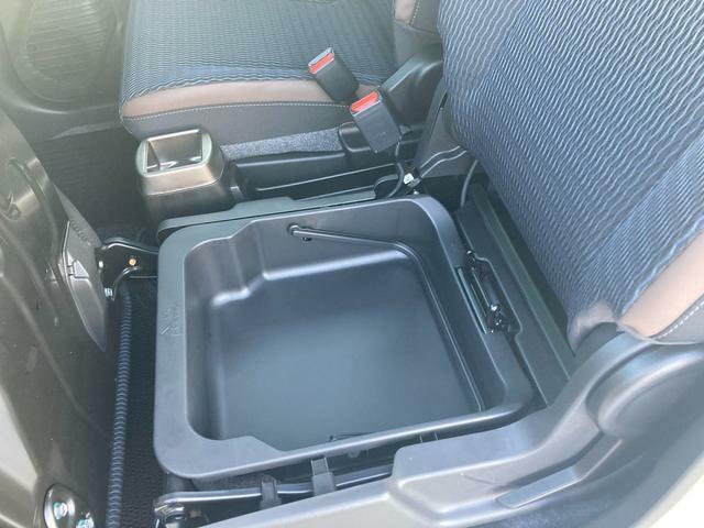 助手席下にちょっとした小物や洗車道具を入れて置くのに便利！洗車用のバケツの代わりにもなるシートアンダーボックスです！