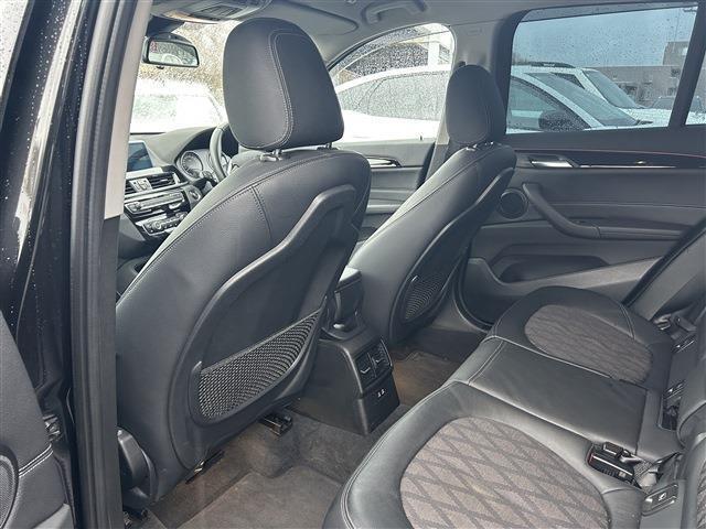 快適なショールームにて、お車選びのお手伝いから、ご購入後の整備待ちまで、ご対応致します。