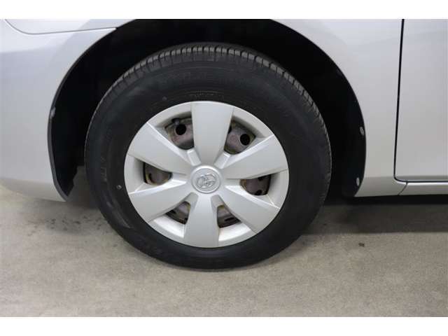 車の安全性を支える大事なタイヤ。こちらのお車はトヨタカローラ神戸にてご成約頂いた方に限り販売時、当社指定メーカータイヤ4本新品交換いたします。
