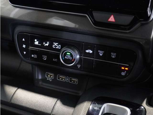 【オートエアコン】温度を設定すれば自動で快適な車内温度を保ちます。エアコン内部の高性能脱臭フィルターで車内のアレルゲンや花粉を除去。