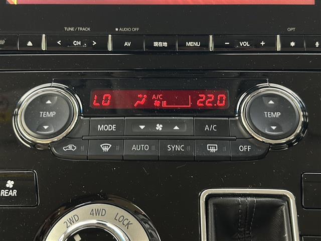 【フルオートエアコン】温度の設定のみで快適な風量やモードなどを自動調整します！コンピューターが設定温度に基づいた適切な空調を行うため、無駄な消費を抑えることができ燃費の向上も期待できます。