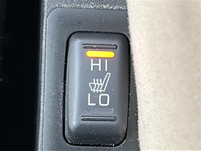 【シートヒーター】シートを温めてくれる暖房機器です！長時間座っていると負担が掛かりやすい背中や腰、または冬場などの寒い日に冷えやすい脚部に快適なぬくもりを伝えます。