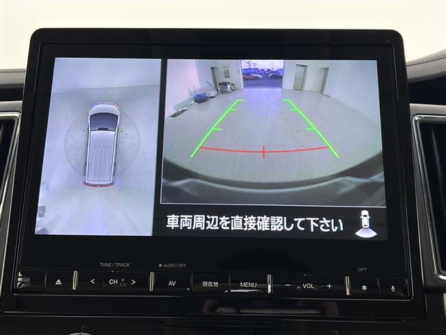 【マルチアラウンドモニター】まるでクルマを真上から見下ろしたかのような視点で駐車をサポートします！クルマの斜め後ろや真横など、前後左右の4つのカメラの映像が合成されて、モニターに映し出されます。