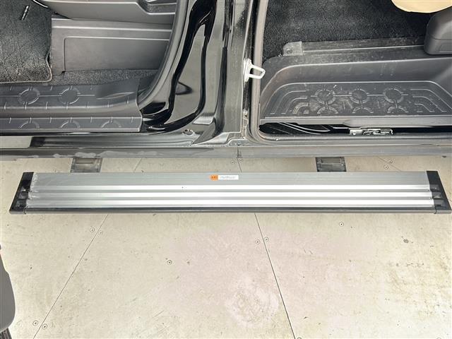 【電動サイドステップ】助手席側のドアを開くと、ステップが出てきて段差を軽減します！小さなお子様やお年寄りをはじめ、家族みんなの乗り降りをやさしくサポートします。