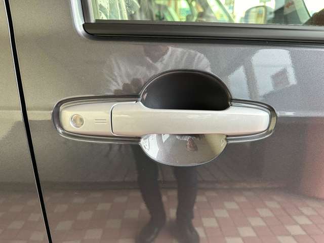 グリップ式なので女性の方でも爪を気にすることなく車にお乗り頂けます。