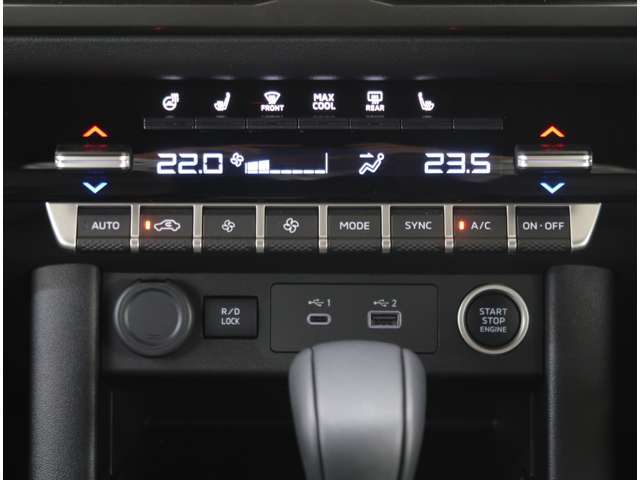 グローブをしたままでも直感的に操作できるエアコンスイッチを装備した、左右独立温度コントロール式フルオートエアコン　USBポートを備えたフロントコンソールも魅力的
