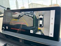 【パノラミックビューモニター】専用のカメラにより、上から見下ろしたような視点で360度クルマの周囲を確認することができます☆死角部分も確認しやすく、狭い場所での切り返しや駐車もスムーズに行えます。