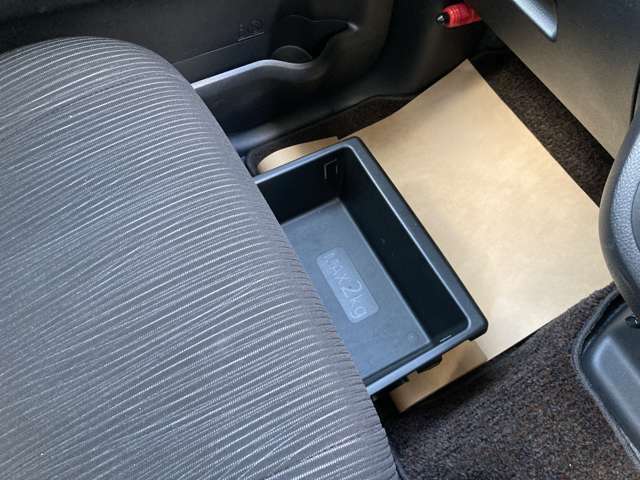 助手席シートの下にも収容ボックスがございます。