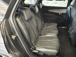 セカンドシートは大人二人が乗っても十分なスペースが確保されております。各種「室内除菌抗菌コーティング」「室内クリーニング」も取り揃えておりますよ。