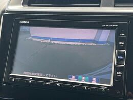 【バックカメラ】駐車時に後方がリアルタイム映像で確認できます。大型商業施設や立体駐車場での駐車時や、夜間のバック時に大活躍！運転スキルに関わらず、今や必須となった装備のひとつです！