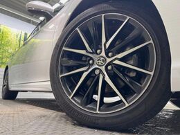 【純正オプション17インチアルミホイール】純正オプションホイールを装着。走行性能の向上に加え、外観もよりスタイリッシュになっています。