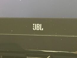 【JBLサウンドシステム】メーカーオプションの高品位サウンドシステムを搭載。専用のチューニングが施された大小様々なスピーカーから良質なサウンドが奏でられ、臨場感あふれる音響空間を演出します。