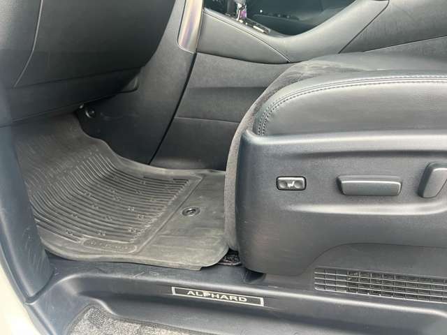 運転席はくつろぎのプライベート空間！ 車内をクリーニングしてお待ちしております！