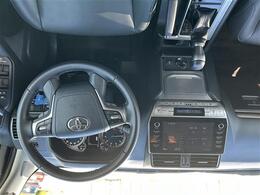 【ハンドル】軽い力で扱いやすいハンドルです。目立つ傷やスレなどなく綺麗な状態です！除菌プランいれていただくとさらに快適に！清潔なお車はお子様にも安心ですね！