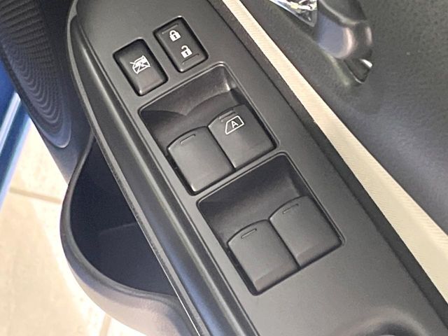 【電動格納ミラー】サイドミラーは電動格納式となっており、狭い駐車場でもキズがつくリスクを抑えられます。