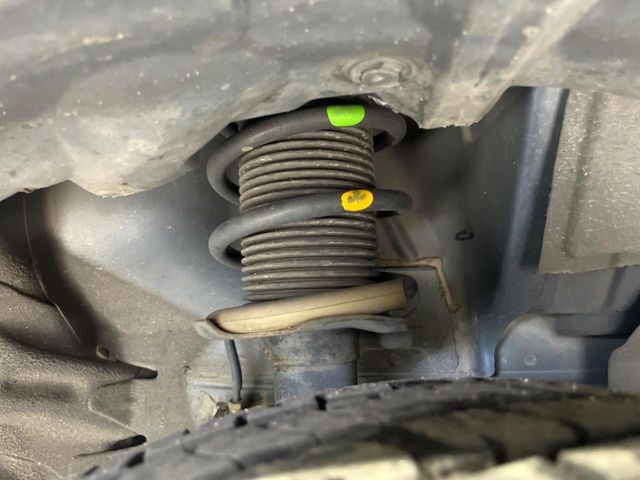 お車を安心してお乗りいただく為には、足回りの定期点検が欠かせません。サービスサポート（有償保証）では無料点検もご提供しており、安心のカーライフをお過ごしいただけるサポート体制が整っています。