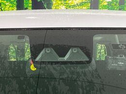 【スマートアシスト】走行中に前方の車両等を認識し、衝突しそうな時は警報とブレーキで衝突回避と被害軽減をアシスト。より安全にドライブをお楽しみいただけます。