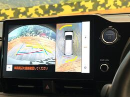 【パノラミックビューモニター】専用のカメラにより、上から見下ろしたような視点で360度クルマの周囲を確認することができます☆死角部分も確認しやすく、狭い場所での切り返しや駐車もスムーズに行えます。