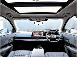 外観からは想像できない広さとフラットなフロア、そして乗る人をもてなす伝統美と先進技術の融合したデザインと機能！