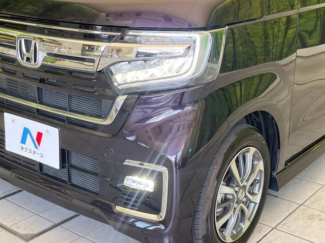 【LEDヘッドライト】悪天候や夜間走行時も良好な視界を確保し安心して運転できる高輝度LEDヘッドライトを装備！点灯速度が早く、消費電力も抑えられています。