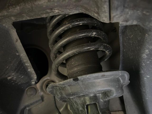 お車を安心してお乗りいただく為には、足回りの定期点検が欠かせません。サービスサポート（有償保証）では無料点検もご提供しており、安心のカーライフをお過ごしいただけるサポート体制が整っています。