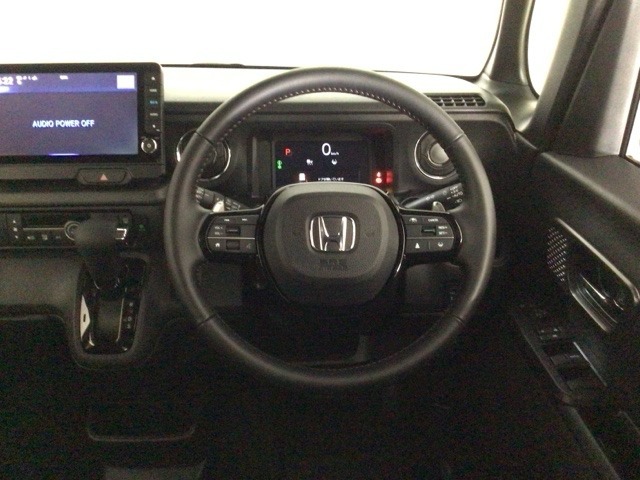 【ハンドル】運転にかかわる様々な操作を安全に行えるように視点移動が少なく操作性に配慮されたスイッチ類が凝縮されたコックピットです。