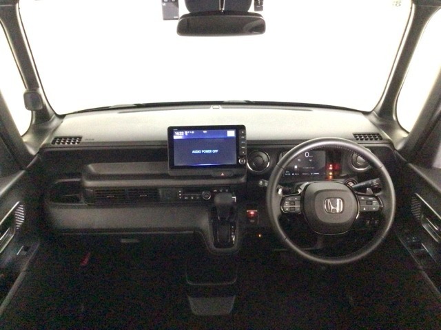 【前方視界】開放的な前方視界！運転がしやすく疲れにくいです♪窓が大きく、見通しがとっても良いおクルマですよ♪