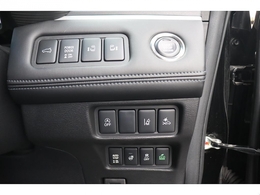 プッシュスタート搭載♪　ステアリングヒーターも標準装備です！