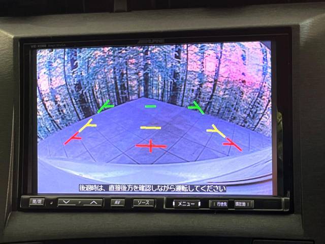 【バックカメラ】駐車時に後方がリアルタイム映像で確認できます。大型商業施設や立体駐車場での駐車時や、夜間のバック時に大活躍！運転スキルに関わらず、今や必須となった装備のひとつです！