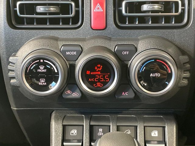 【オートエアコン】一度お好みの温度に設定すれば、車内の温度を検知し風量や温度を自動で調整。暑い…寒い…と何度もスイッチ操作をする必要はありません。快適な車内空間には必須の機能ですね♪