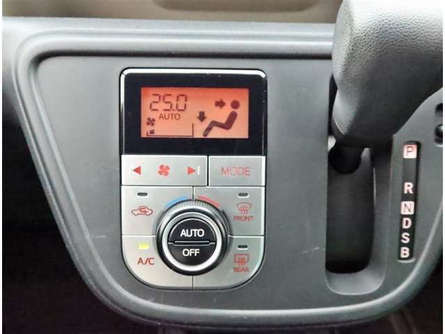 オートエアコンを装備しておりますので、四季を通じて車内を快適な温度に保つことが出来ます！高級感が有りますね！